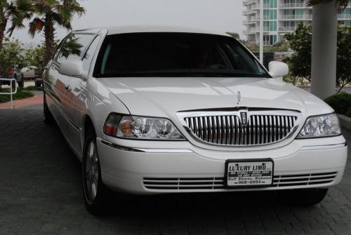 Lincoln-Classic-Limo-(8)-Passenger-Luxury-Limo-LLC-0