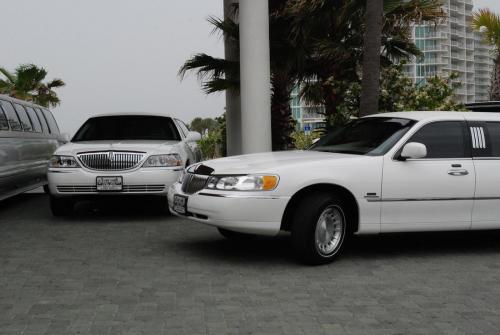 Lincoln-Classic-Limo-(8)-Passenger-Luxury-Limo-LLC-3