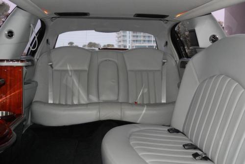 Lincoln-Classic-Limo-(8)-Passenger-Luxury-Limo-LLC-6