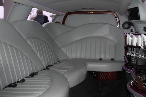 Lincoln-Classic-Limo-(8)-Passenger-Luxury-Limo-LLC-8