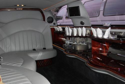 Lincoln-Classic-Limo-(8)-Passenger-Luxury-Limo-LLC-9